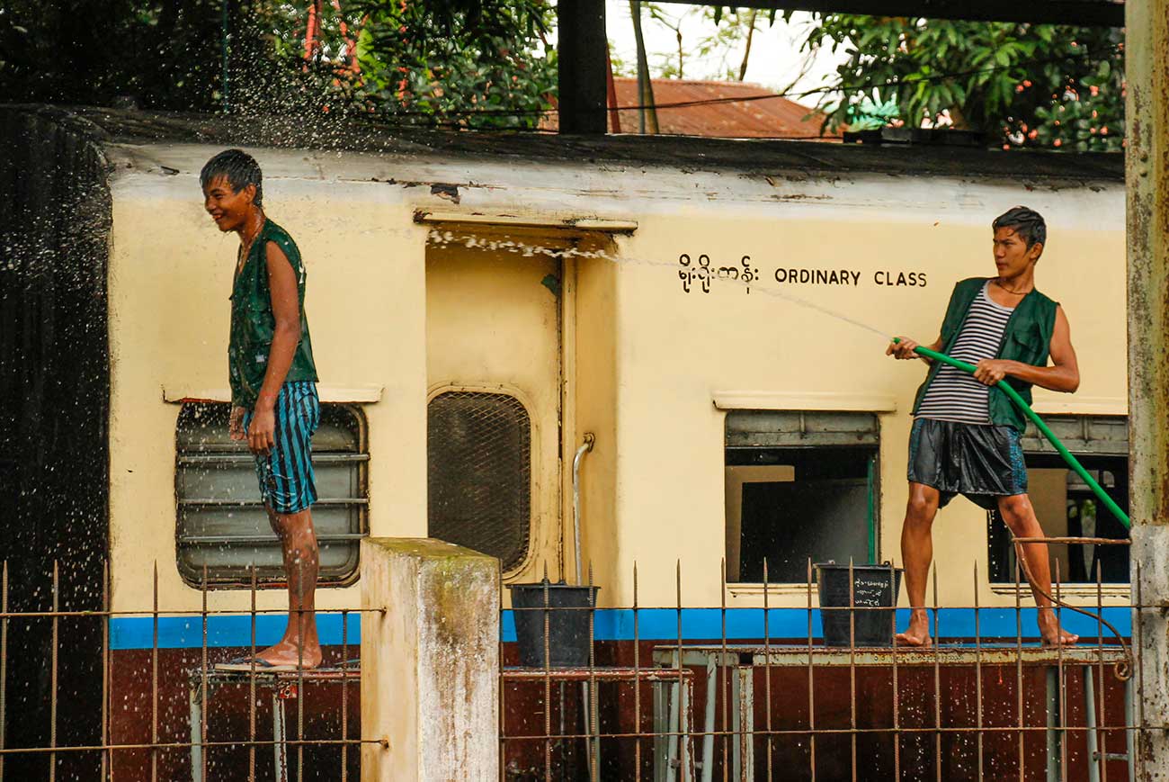 drenge vasker tog i yangon