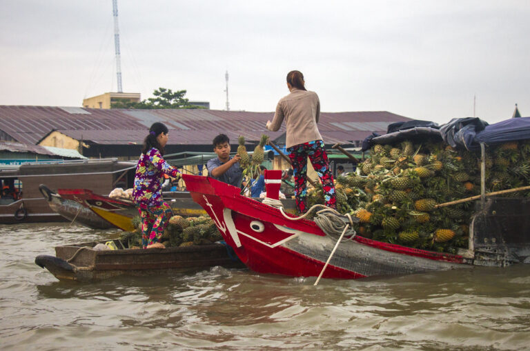 sælgere på flydende marked i vietnam