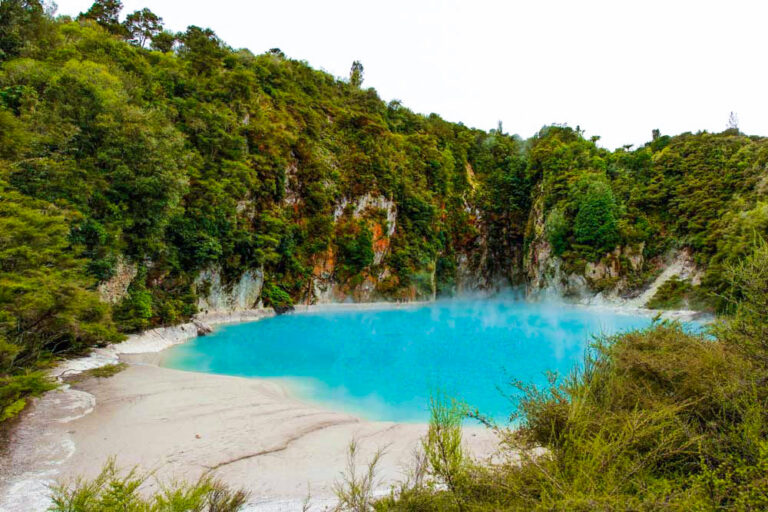 Inferno Lake, Waimangu Volcanic Vally, New Zealand