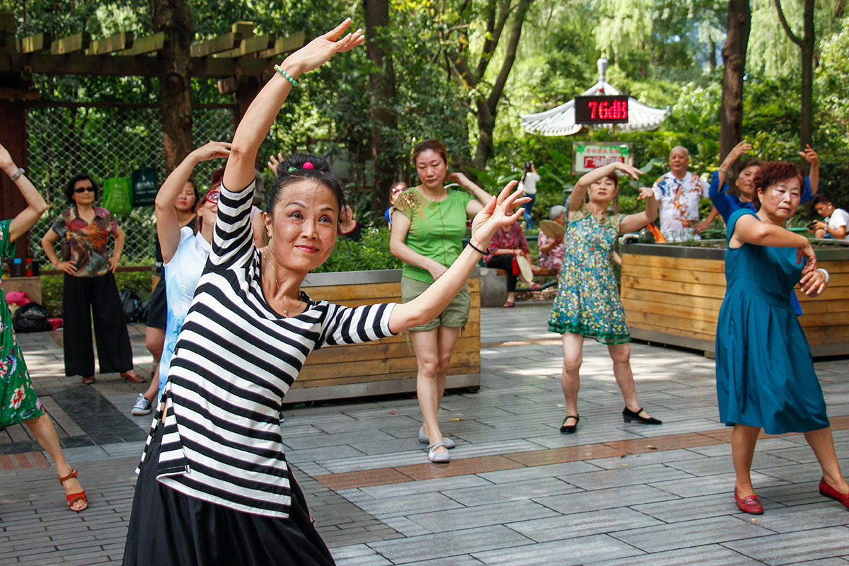 kinesere danser i en park