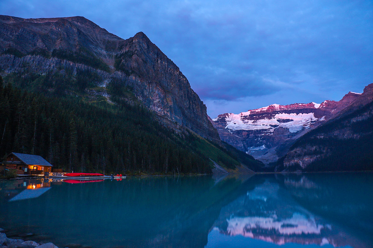 solopgang ved Lake Louise i Banff National Park, Alberta, Canada