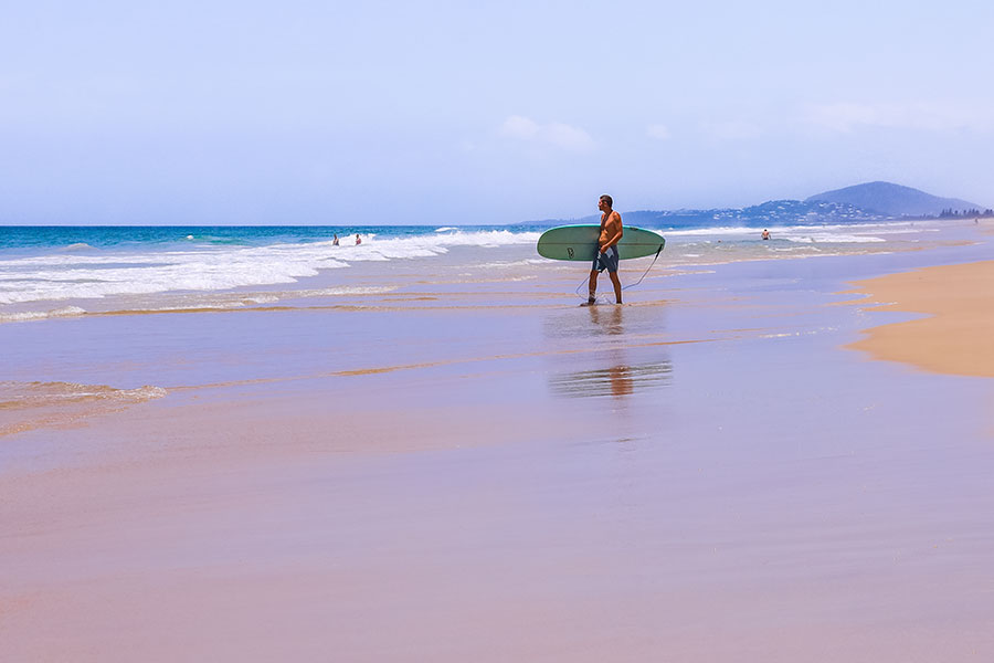 surfer ved sunshine beach, noosa