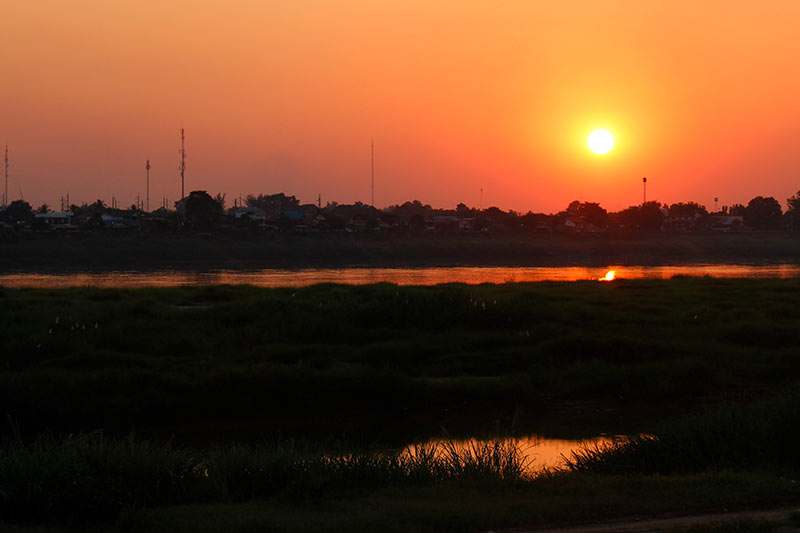 solnedgang ved mekongdeltaet i Vientiane